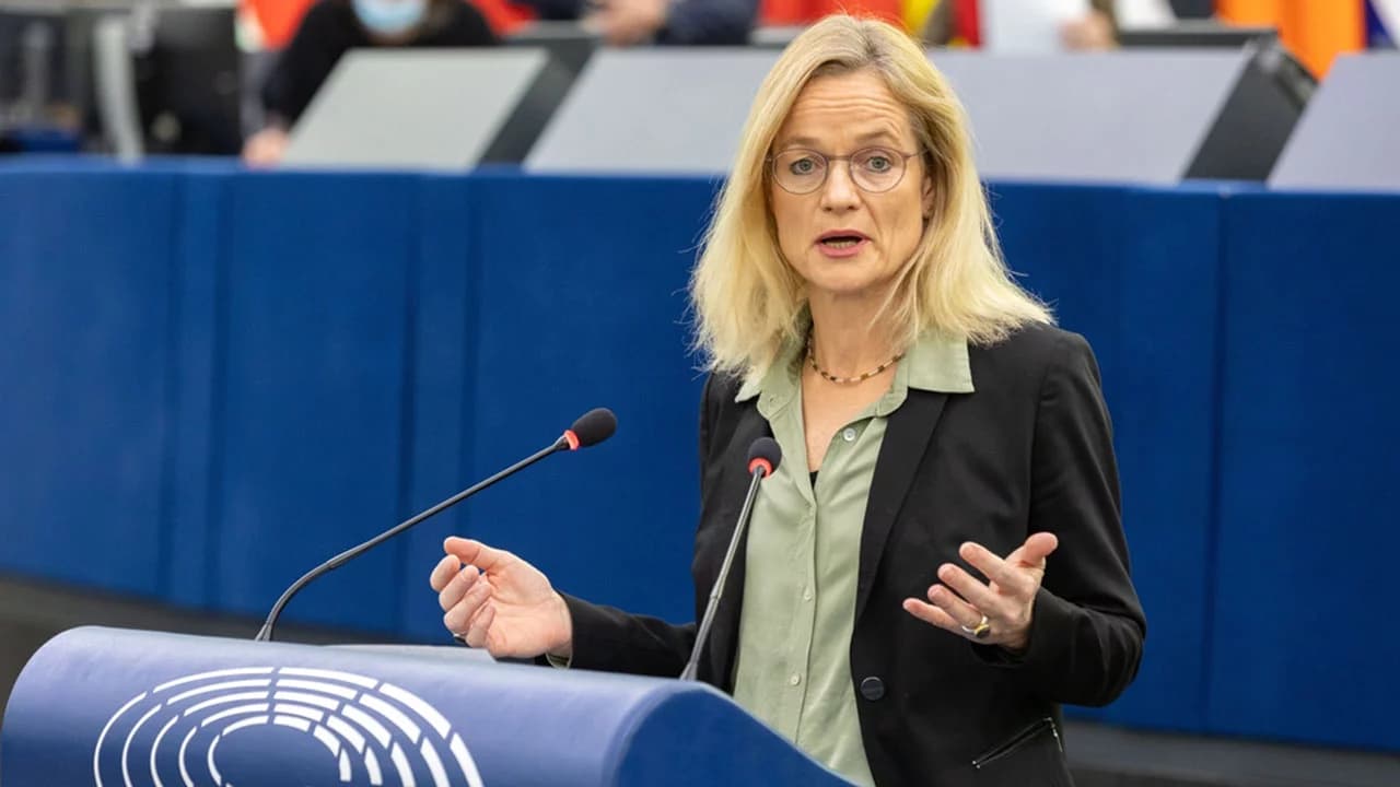 Yevroparlament deputati O‘zbekiston haqida: “Mamlakat qisman cho‘lga aylanmoqda, shaharlari zaharli changga botgan"