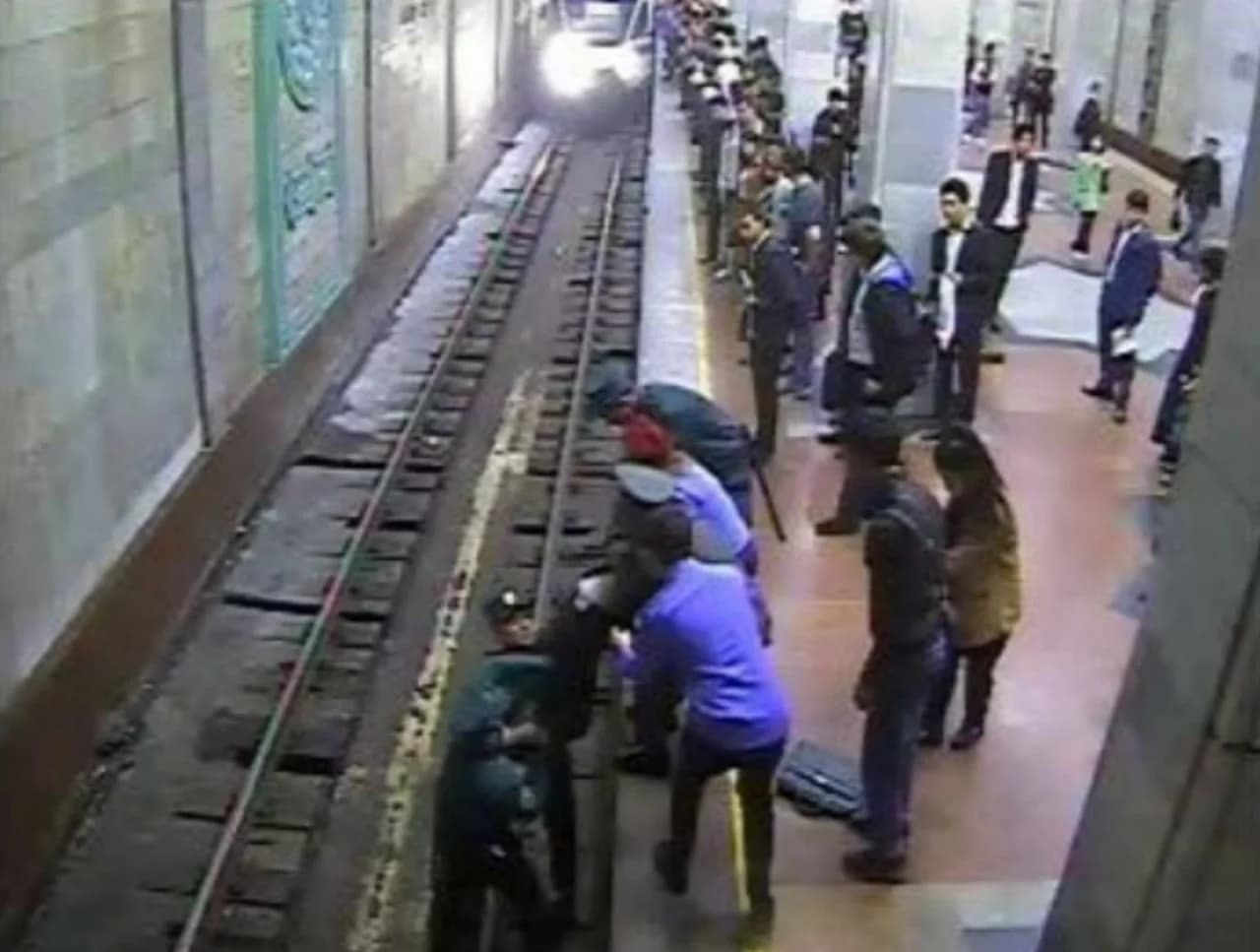 Toshkent metrosida 18 yoshli talaba qiz poyezd relsiga sakradi