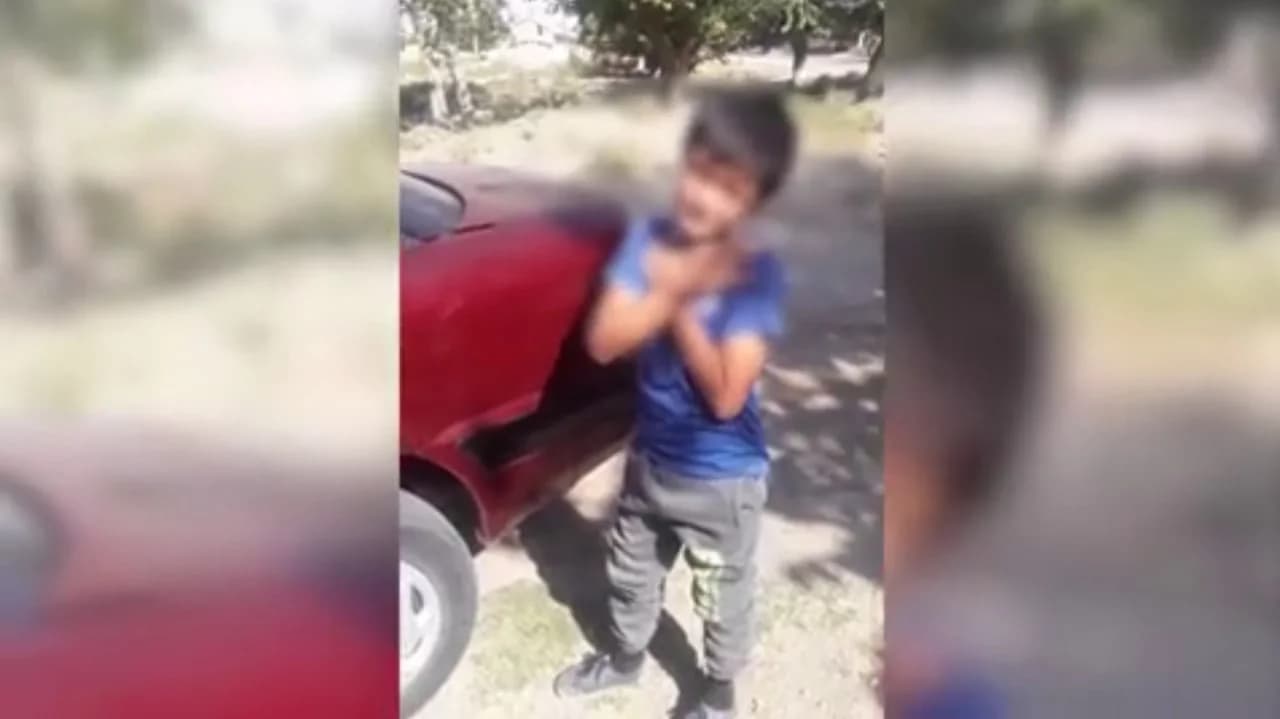 Jizzaxda 12 yoshli bola ikki singlisi bilan mashina boshqargani aniqlandi (video)
