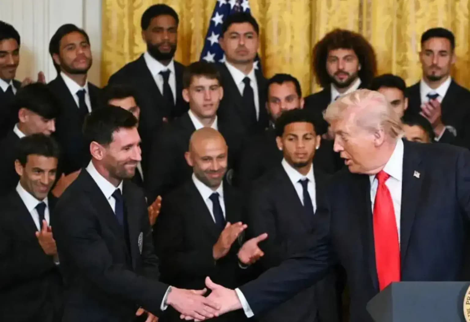 Трамп Оқ уйда ўтган маросимда Мессини Пеледан кучлироқ деб айтди...