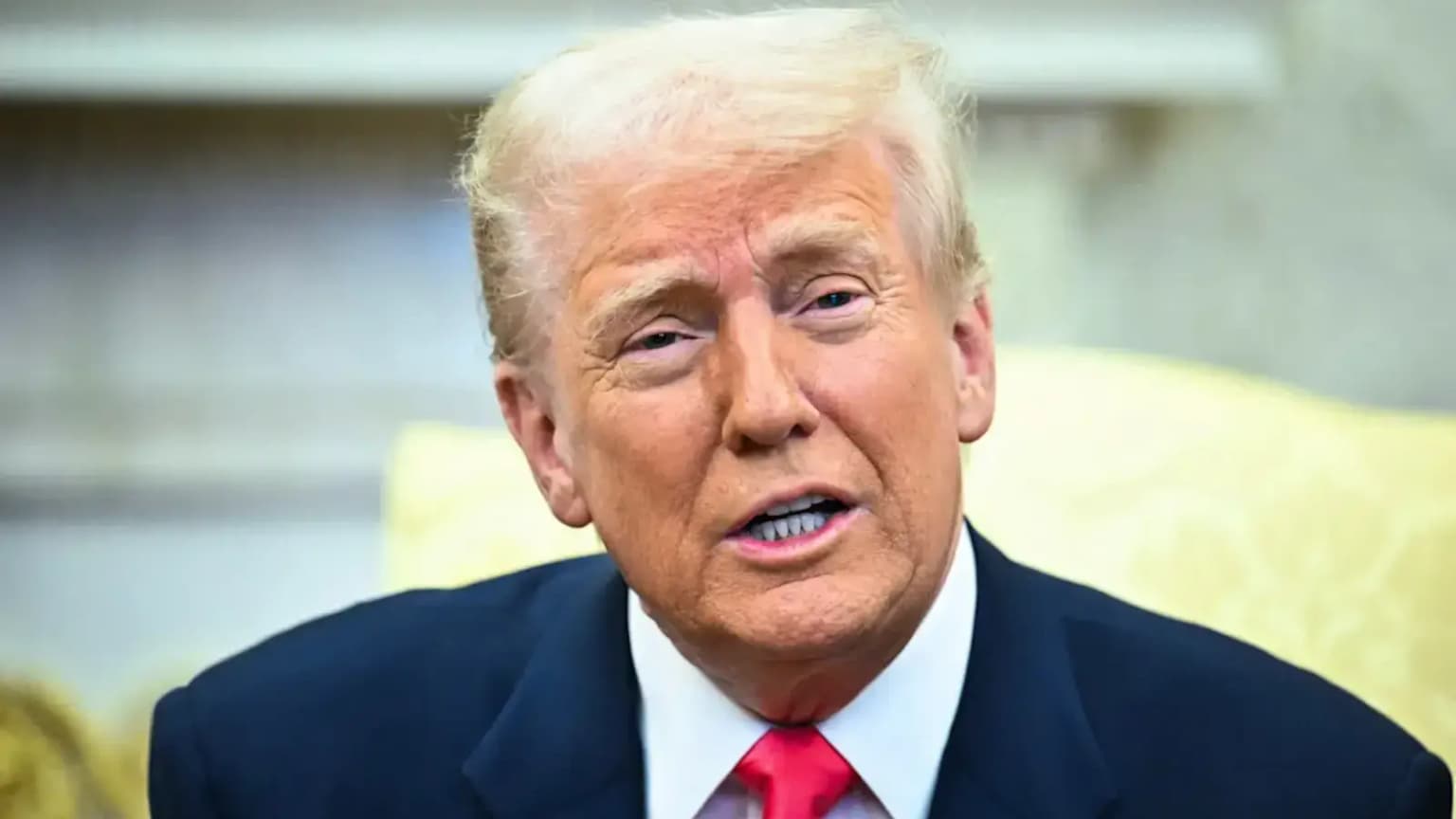 Трампнинг кескин жавоби Эрон термаси атрофидаги баҳсни қизитди