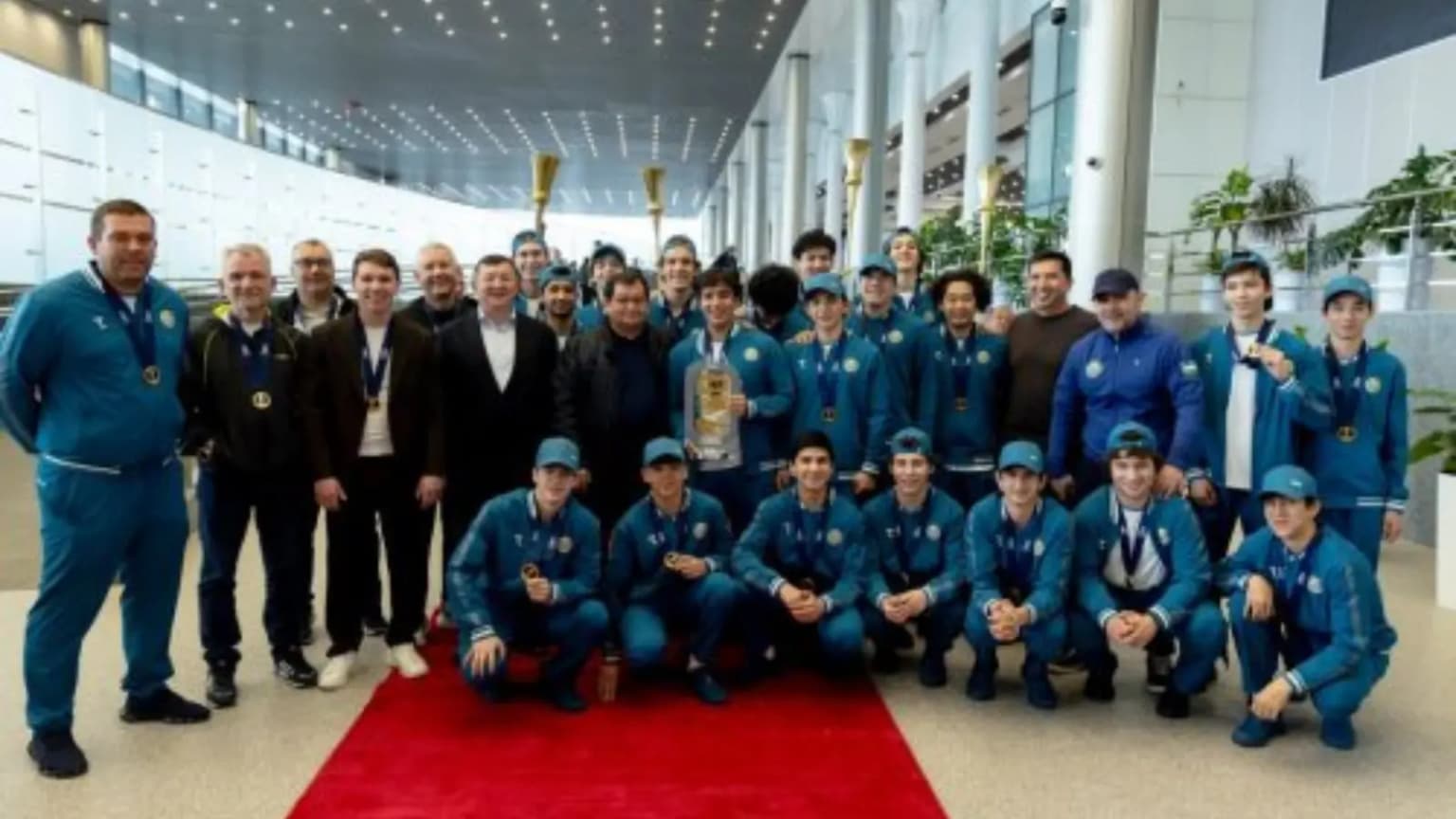 Олтин медал билан қайтган U18 хоккейчиларимиз аэропортда кутиб олинди