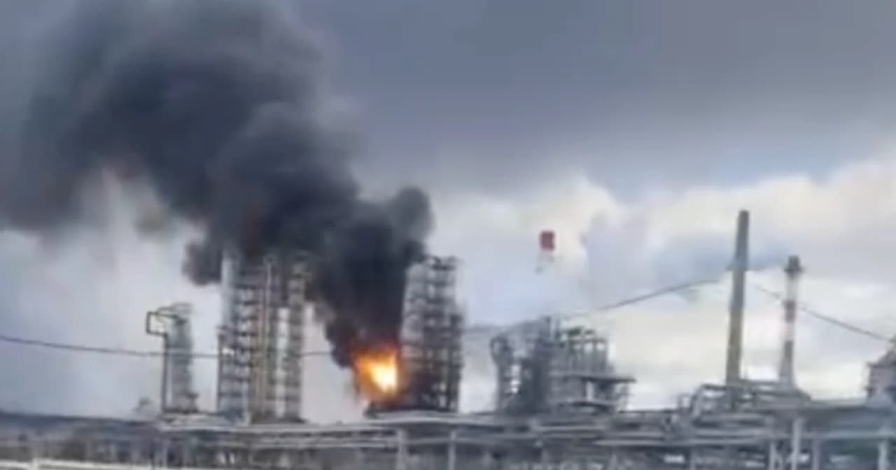 Украина дронлари ҳужуми Россиянинг йирик нефть заводини тўхтатиб қўйди
