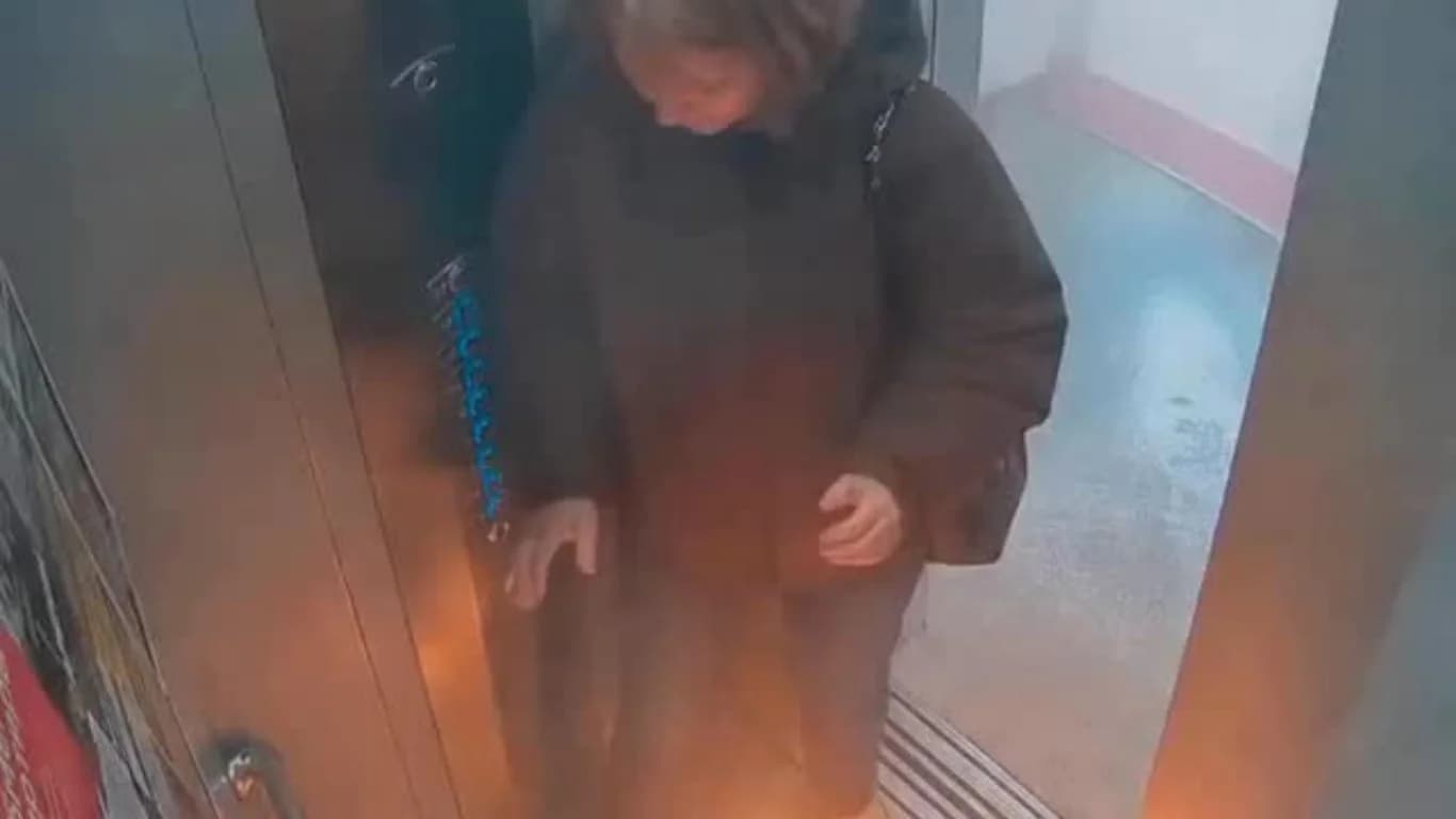 Unexpected incident in the elevator: power bank suddenly catches fire