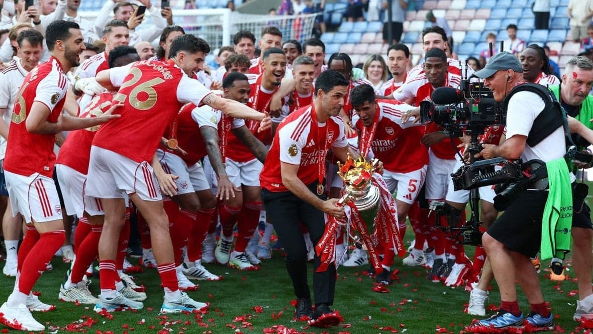 Arsenal wins the title and sets a historic record