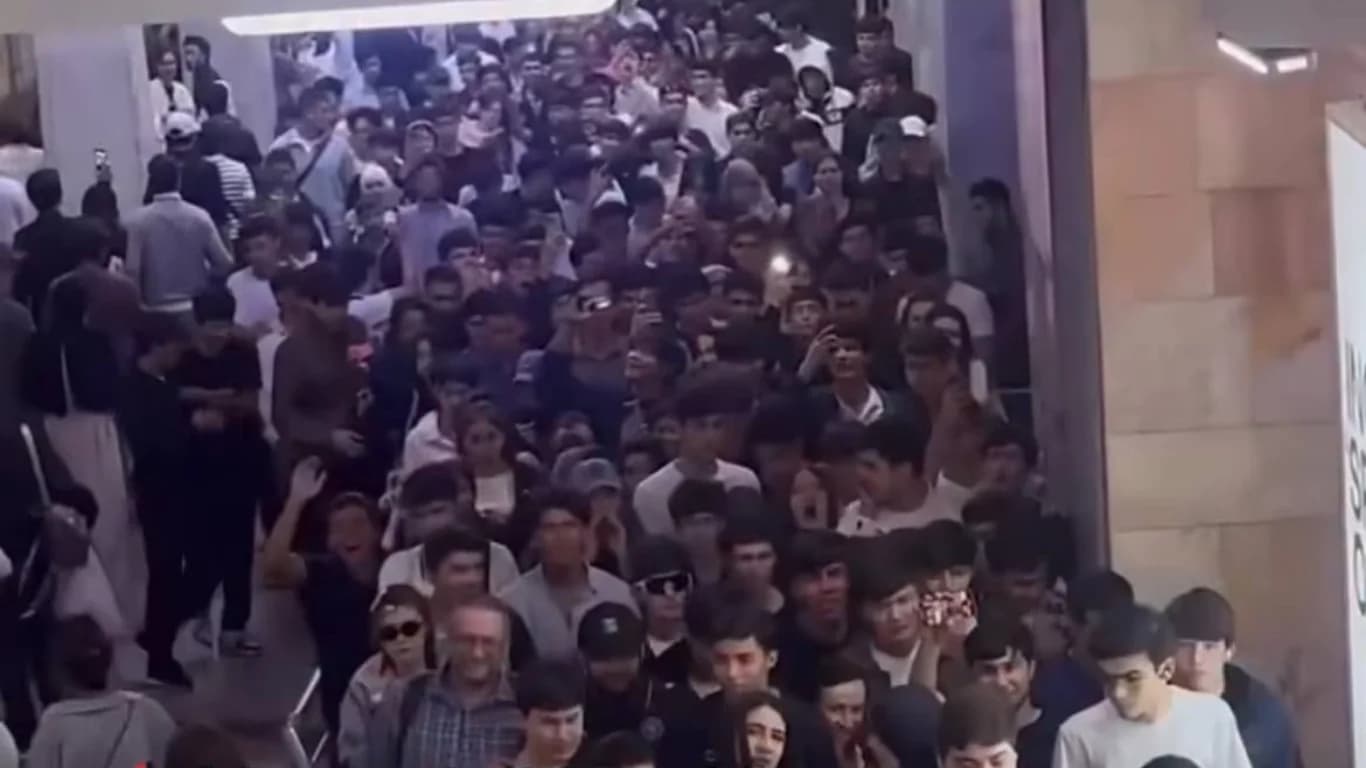 Толпа, направляющаяся на бесплатный концерт в метро, вызвала обсуждения в сети