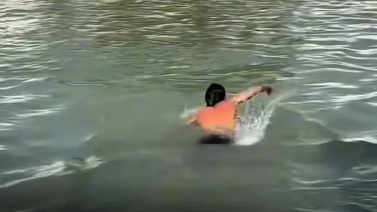 Видео учун тақиқланган жойда чўмилган ўсмир тармоқларда муҳокама қилинмоқда