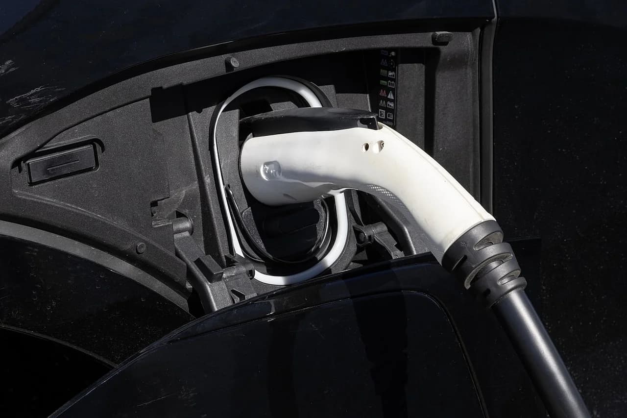 Global elektromobil bozori ikkiga boʻlindi: AQSH ortda qolmoqda
