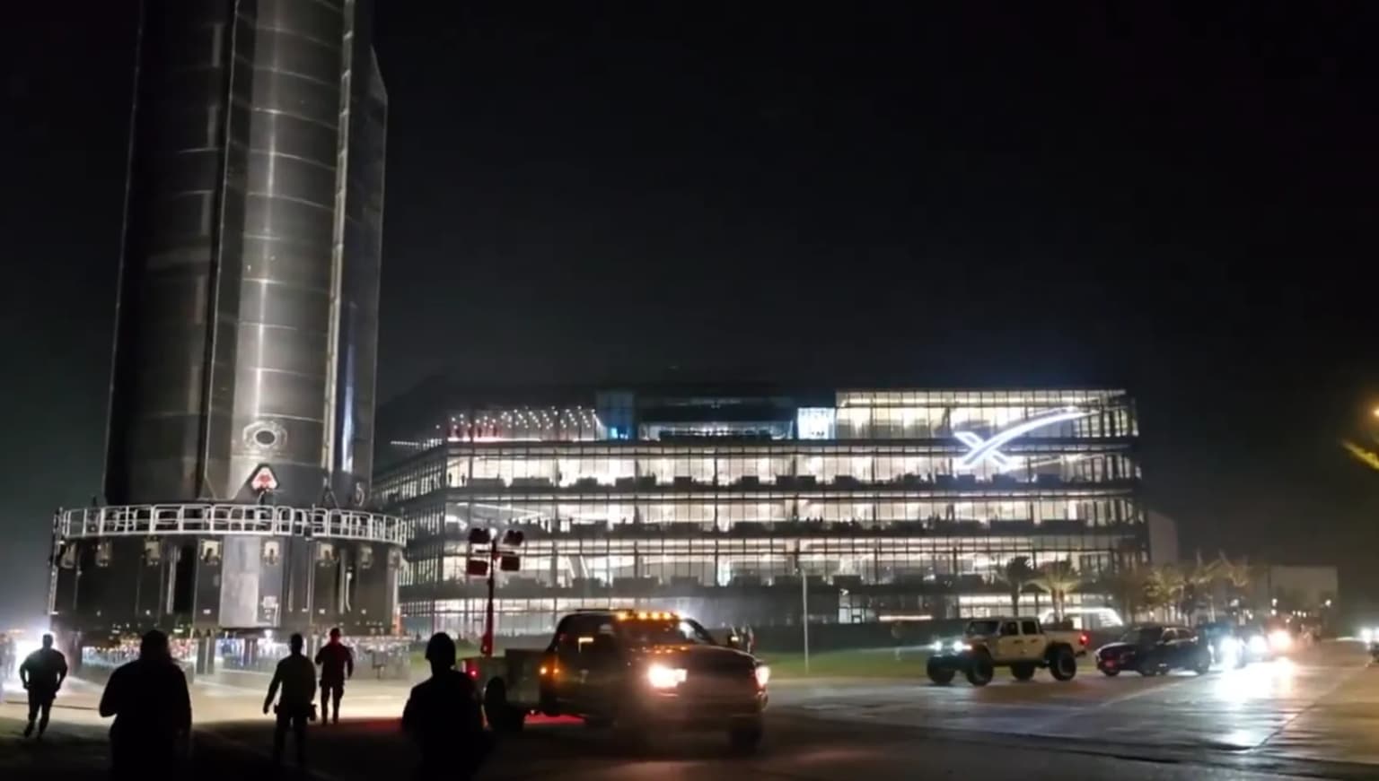 Like Science Fiction: SpaceX's Super Heavy Rocket Moved at Night
