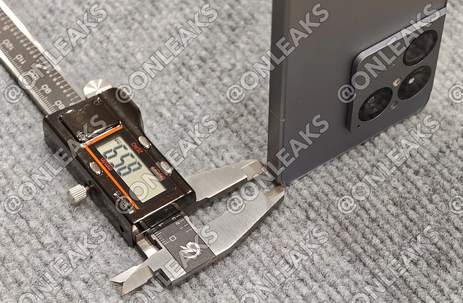 Sony Xperia 1 VIII смартфони атрофида қалинлик билан боғлиқ можаролар