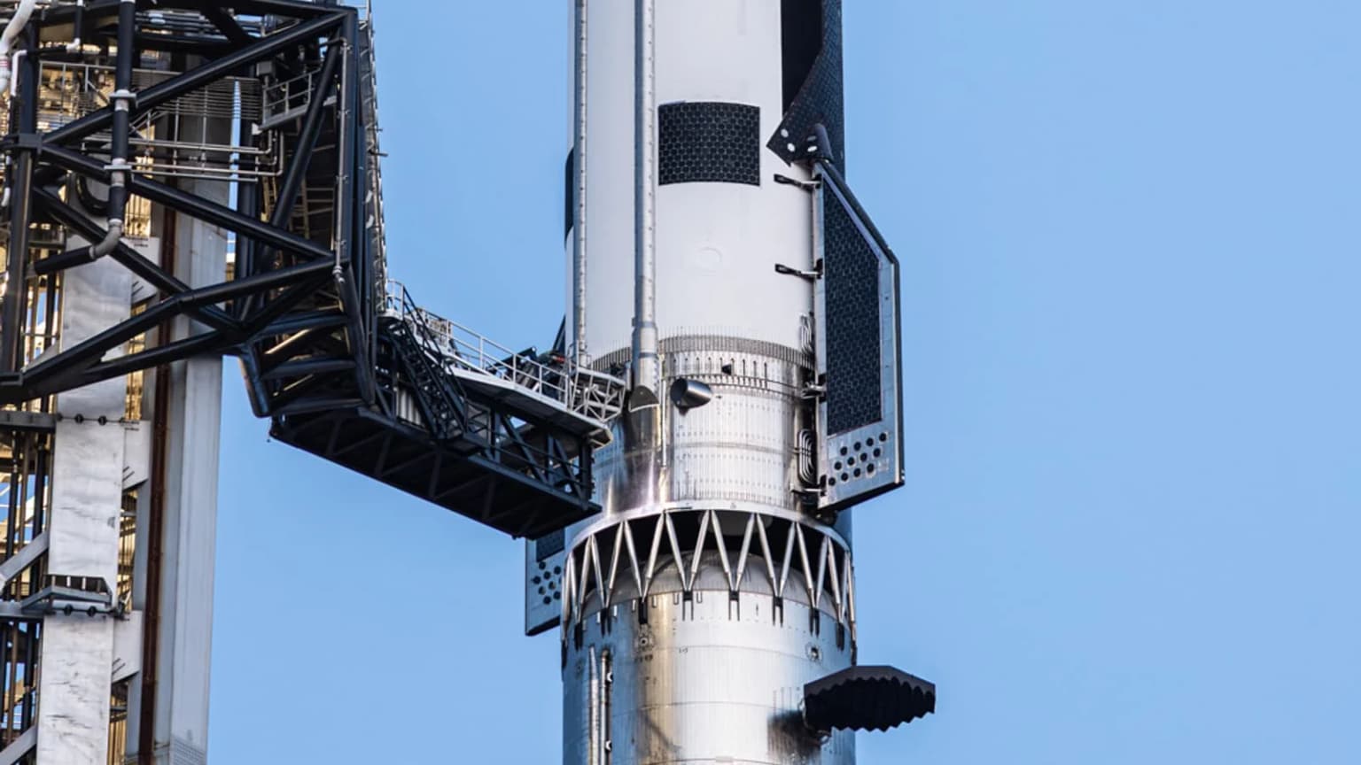 Тонг саҳардаги музлаган Starship: Муваффақиятсиз парвоздан кейинги сурат