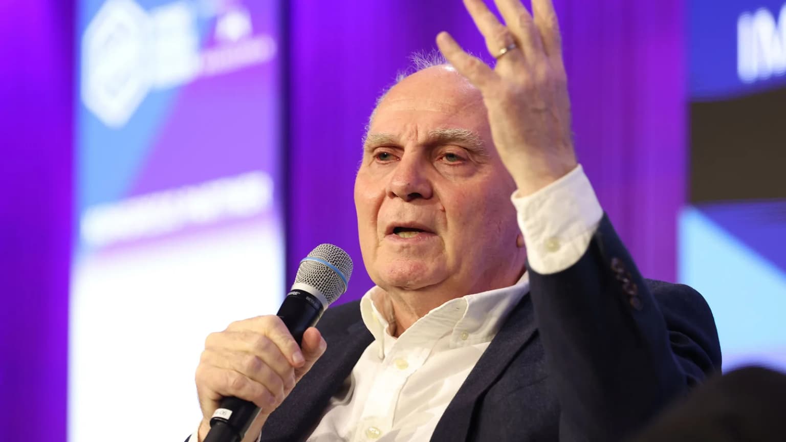Uli Hoeneß Bavariya va Shtutgart muxlislarini keskin tanqid qildi