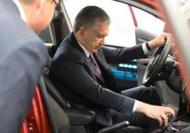 Shavkat Mirziyoyev Jizzaxdagi avtomobil zavodi faoliyati bilan tanishdi (foto) фото