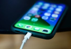 Apple компанияси фойдаланувчиларни смартфонларни ётоқда