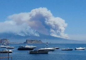 Vezuviy vulqoni uyg‘onib o‘rmonga o‘t ketdi, sayyohlar qochmoqda (Video) фото