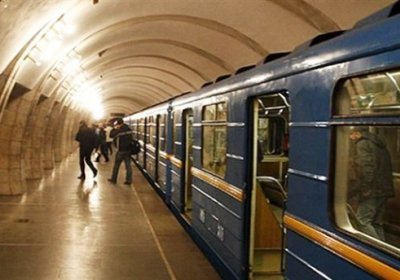 Kievda metro relsiga yiqilib ketgan erkak olamdan ko’z yumdi фото