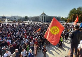 Қирғизистон пойтахтидаги намойишлар тартибсизликларга айланиб кетди (фото, видео) фото