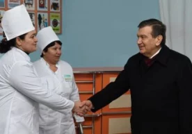 Айни дамда Яшнобод туманида бўлиб турган Шавкат Мирзиёев