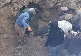 Afg‘onistondagi oltin konida odamlarni tosh bosib qoldi фото