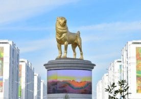 Turkmanistonda Olabay itiga oltin yodgorlik o‘rnatildi фото