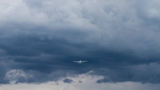 Мисрлик мутасаддилар EgyptAir самолёти денгизга қулаб тушганини айтишмоқда фото