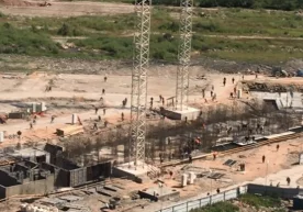 Петербург шимолидаги қурилиш майдончасида ишчиларнинг