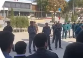 Ички ишлар ходими экани айтилган шахс номаълум аёл билан