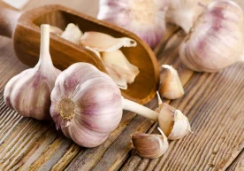 ТikТоk, YouTube каби тармоқларда саримсоқ донасини бурнига