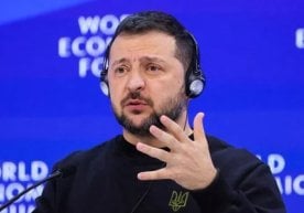 Зеленский: “Украинанинг қуролга бўлган эҳтиёжини қондириш учун дунёдаги ишлаб чиқариш етарли эмас” фото