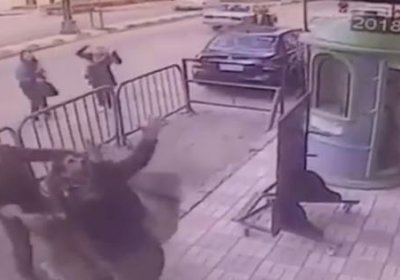 Полициячи юқори қаватдан тушиб кетган болани илиб олди (видео) фото