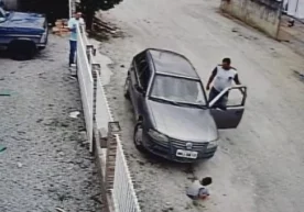 Mashina bosib ketgan uch yoshli bola tirik qoldi (video) фото