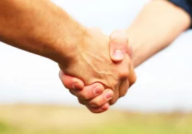 Барча инсонлар ҳам суҳбатлашиш ва дўст бўлишга муносиб