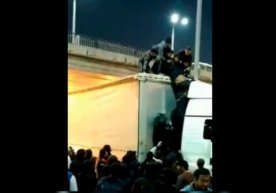 Toshkentda mast erkak «Qo‘yliq» bozori yaqinidagi ko‘prikdan sakramoqchi bo‘ldi (video) фото