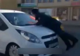 Nukusda Spark haydovchisi YPX xodimini kapot ustida yarim kilometr “sayr qildirdi” (video) фото