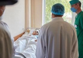 Харьковдаги авиаҳалокатда омон қолган курсант ҳақида маълумот пайдо бўлди. Зеленский уни кўргани борди фото