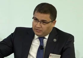 Adliya vaziri Ruslanbek Davletov soqol va hijob