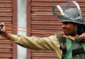 Hindistonda politsiyachilar rogatka bilan qurollantirildilar фото