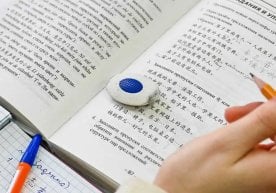 Ўзбекистонда мактаб ўқитувчилари уй шароитида ўқувчиларга