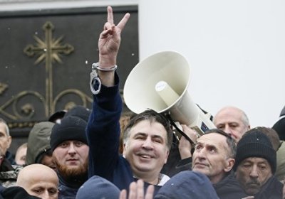Saakashvili xalq tomonidan ozod etildi va Rada oldida miting tashkil qildi фото