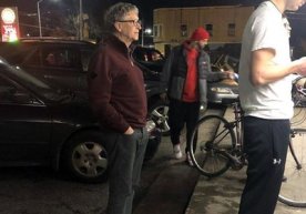 Eng boy odamning ko‘chada navbatda turishi olqishlarga sazovor bo‘ldi фото