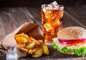 Yuqori kaloriyali ovqatlar (gazli ichimliklar, chipslar,