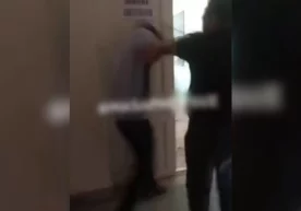 Kadr: Bugun.uz Tarmoqda direktor va o‘quvchi mushtlashgani