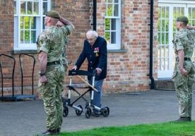 Britaniyalik 99 yoshli qariya bog‘ida sayr qilib koronavirusga qarshi kurashga 30 mln funt to‘pladi фото