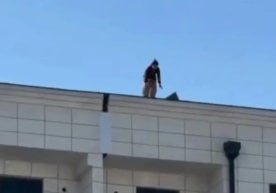 У кўп қаватли уй томидан сакрашга уринган, тезкор