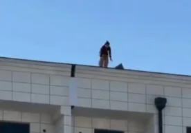 У кўп қаватли уй томидан сакрашга уринган, тезкор