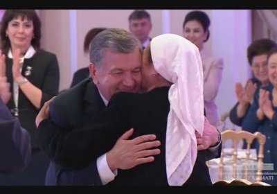 Prezident tabrigi: “Muqaddas va mo‘tabar Ona siymosiga ta’zim qilamiz” (video) фото