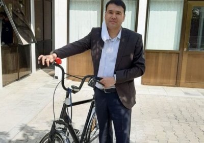Ишхонага велосипедда қатнаётган депутат «окалар»га тагдор гап қилди фото