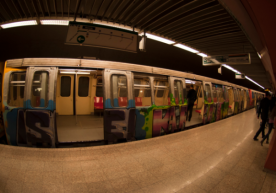 Buxarestda metro yo’lovchisi 25 yoshli qizni poezd relsiga itarib yubordi фото