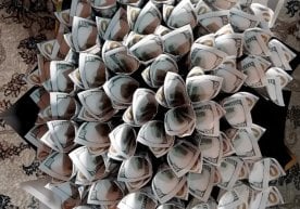 Кенияда севги изҳори деб пулдан гулдаста ясаш “романтика”