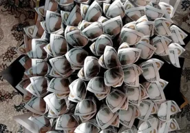 Кенияда севги изҳори деб пулдан гулдаста ясаш “романтика”